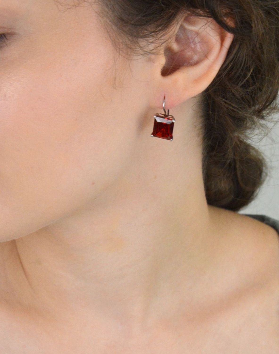 Eleganckie srebrne kolczyki 925 z dużą prostokątną cyrkonią. Długość 1,7 cm, waga 5,45 g, zapięcie na bigiel. Styl glamour na każdą okazję.1.jpg